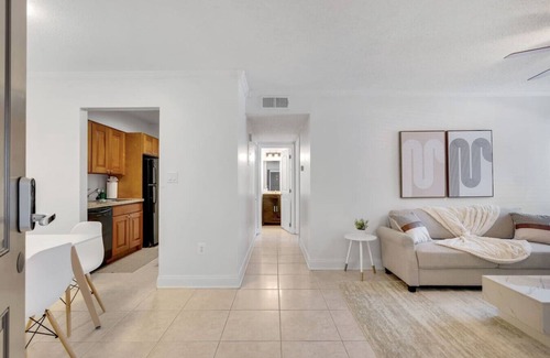 Bayshore Gardens Apartamento | Steps from Bayshore! Cozy King suite w pool/Gym