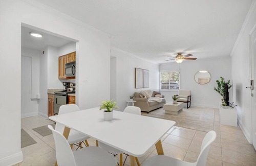Bayshore Gardens Apartamento | Steps from Bayshore! Cozy King suite w pool/Gym