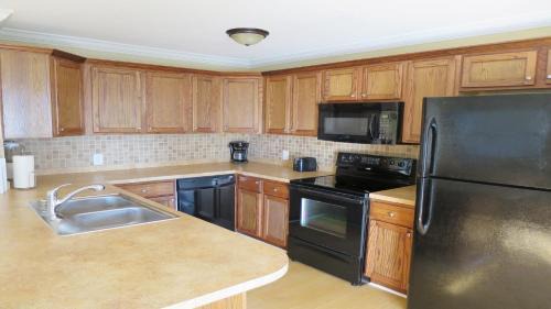 Ilexhurst Villa | Steps From Beach! Air-Conditioned - Shared Pool