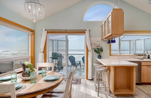 Oregon Coast Cabaña | Steps From Beach! BeachView, HotTub