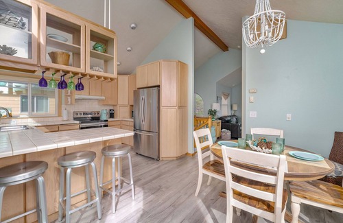 Oregon Coast Cabaña | Steps From Beach! BeachView, HotTub