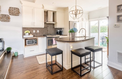 The Beaches Casa | Steps from Beach. GorgeousModern 2bdr loft & patio