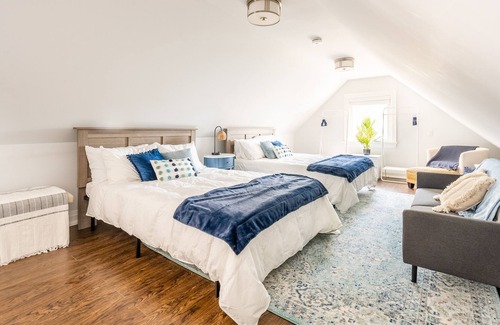 The Beaches Casa | Steps from Beach. GorgeousModern 2bdr loft & patio