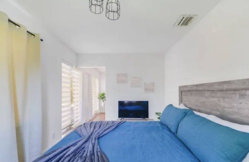 Bel Air Casa | Steps from Beach 2 Kings & 2 Queens Lauderdale by the Sea