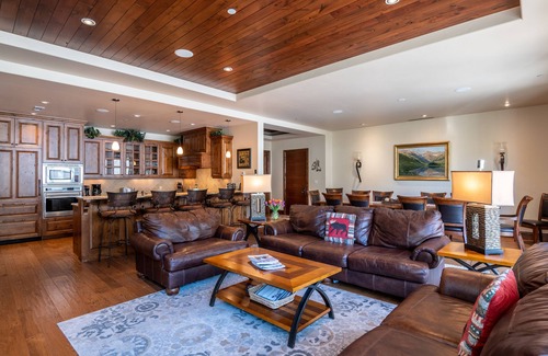 Vail Condominio | A pasos del telesilla: condominio platino de 4 dormitorios con servicios de conserjería en el lado del elevador.