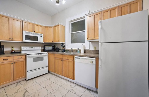 Eustis Apartamento | Steps from Downtown~King Bed~UPSTAIRS~Cozy Stay