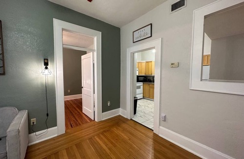 Eustis Apartamento | Steps from Downtown~King Bed~UPSTAIRS~Cozy Stay