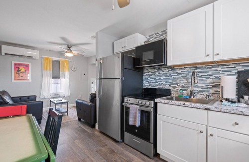 Hampton Apartamento | Steps from Hampton Beach and all entertainment! 2 bedrooms, pet friendly!