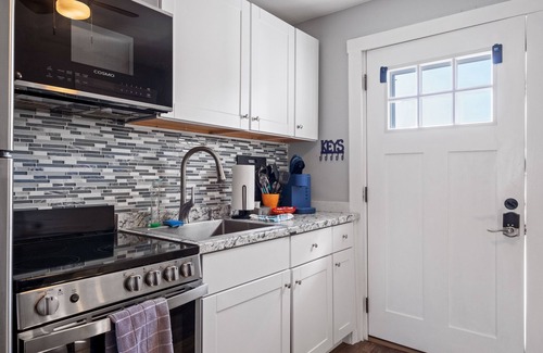 Hampton Apartamento | Steps from Hampton Beach and all entertainment! 2 bedrooms, pet friendly!