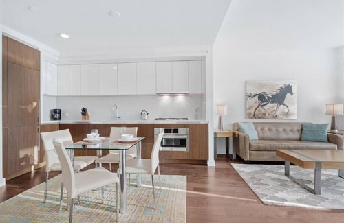 Hell's Kitchen Apartamento | Steps from Hudson River 1 Deluxe BR city view | Huge Windows