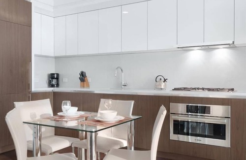 Hell's Kitchen Apartamento | Steps from Hudson River 1 Deluxe BR city view | Huge Windows