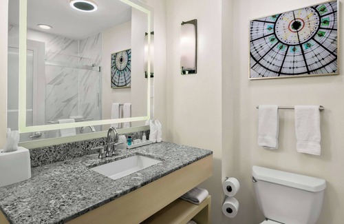 Downtown Baltimore Hotel | Steps from Inner Harbor! Stylish Stay Near Baltimore Museum of Art