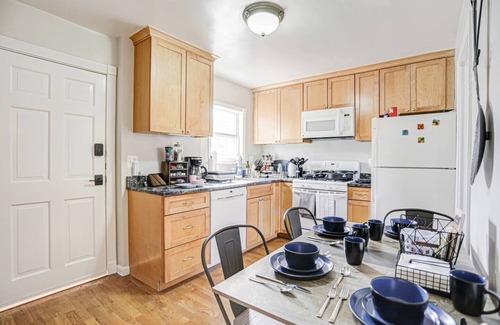 Old Town West Casa | Steps from Metro, Shops & Restaurants | Free parking | Full kitchen Washer/dryer