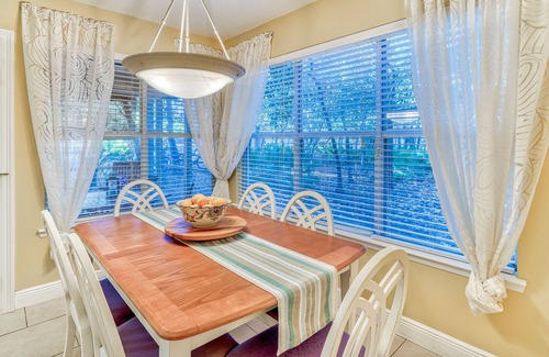 Gulf Pines Condominio | Steps from Pool, screened porch, close walk to beach, self check-in