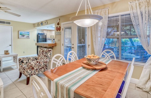 Gulf Pines Condominio | Steps from Pool, screened porch, close walk to beach, self check-in