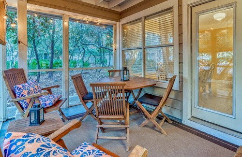 Gulf Pines Condominio | Steps from Pool, screened porch, close walk to beach, self check-in