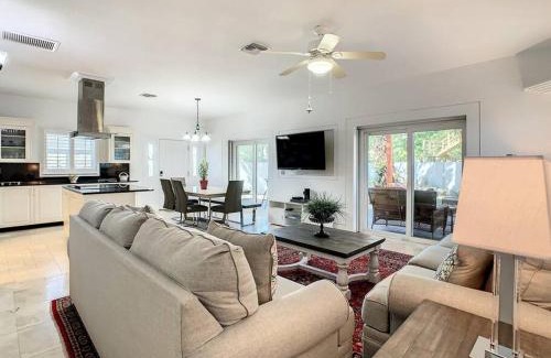 Indian Rocks Beach Casa | STEPS FROM THE BEACH, BEST LOCATION, 2 BDRM 2 BTH