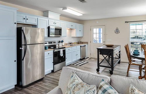 Crystal Beach Cabaña | Steps from the Beach & Pet Friendly! Indoor/Outdoor Games~ FREE Bikes~Elevator