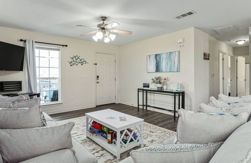 Crystal Beach Cabaña | Steps from the Beach & Pet Friendly! Indoor/Outdoor Games~ FREE Bikes~Elevator