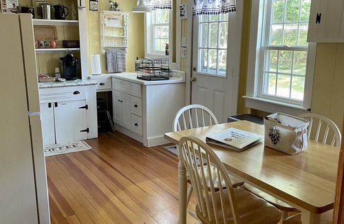 Cedar Bushes Cabaña | Steps from the beach, charming cottage Plymouth Ma