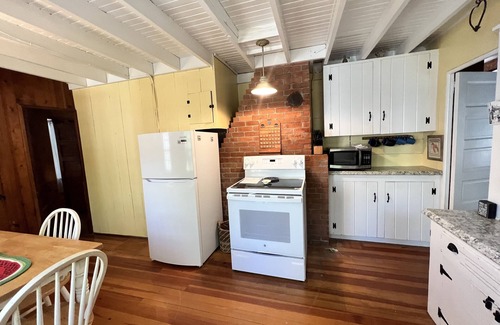 Cedar Bushes Cabaña | Steps from the beach, charming cottage Plymouth Ma
