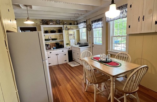 Cedar Bushes Cabaña | Steps from the beach, charming cottage Plymouth Ma