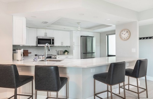 Pelican Bay Condominio | Steps From the Beach! Luxury 2BR condo