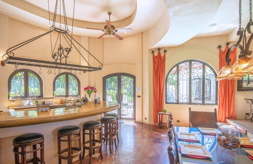 Jacó Villa | Hecho a medida 6BR / 5. 5BA Villa Pool y servicio de limpieza diario, a 200 metros de la playa