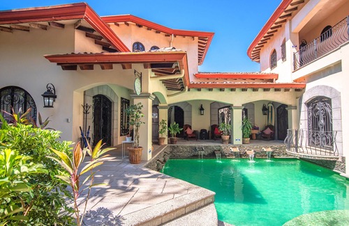 Jacó Villa | Hecho a medida 6BR / 5. 5BA Villa Pool y servicio de limpieza diario, a 200 metros de la playa