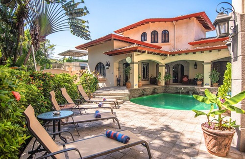Jacó Villa | Hecho a medida 6BR / 5. 5BA Villa Pool y servicio de limpieza diario, a 200 metros de la playa
