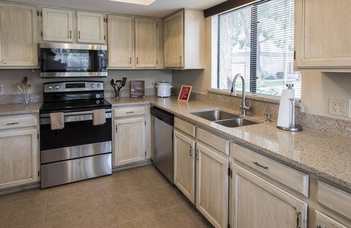 Westbrook Village Casa | ¡Casa de pueblo recientemente remodelada en una comunidad planificada maestra!