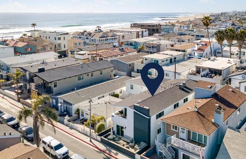West Newport Casa | Steps from the SandBoardwalk Outdoor Dining Parking and Patio in Newport