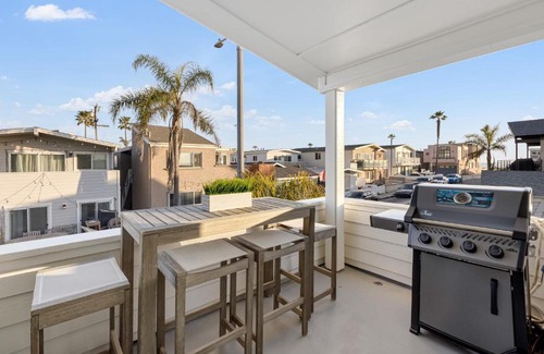 West Newport Casa | Steps from the SandBoardwalk Outdoor Dining Parking and Patio in Newport
