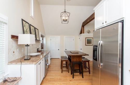 Saratoga Springs Condominio | Steps from track and downtown AVAILABLE BELMONT WEEK!