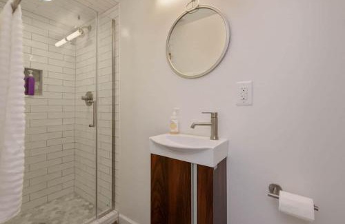 Hillsboro West End Apartamento | Steps from Vandy, live music-Downtown 9 mins away!