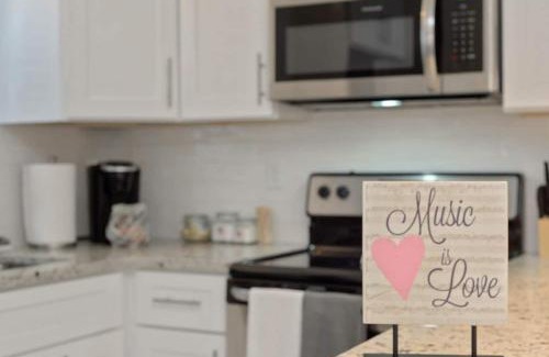 Hillsboro West End Apartamento | Steps from Vandy, live music-Downtown 9 mins away!