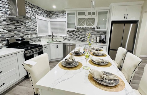 Midway City Casa | Steps to all of Little Saigon! Charming 3-bedroom house with WiFi and AC