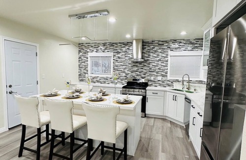 Midway City Casa | Steps to all of Little Saigon! Charming 3-bedroom house with WiFi and AC