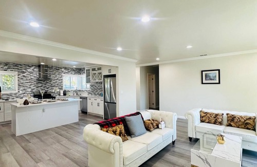 Midway City Casa | Steps to all of Little Saigon! Charming 3-bedroom house with WiFi and AC