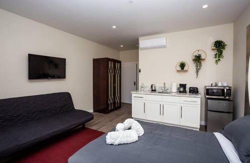 Bankers Hill Hotel | Steps to Balboa Park- Brand New Apt - Cozy Studio