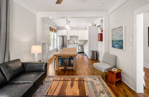 Historic Downtown Apalachicola Apartamento | Steps to Battery Park and Water, King Bedroom, Newly Renovated Historic Property