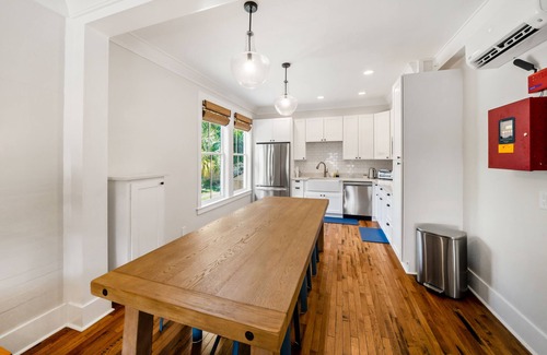 Historic Downtown Apalachicola Apartamento | Steps to Battery Park and Water, King Bedroom, Newly Renovated Historic Property