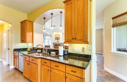 Navarre Casa | Steps to Bay: Tranquil Navarre Retreat w/ Balcony