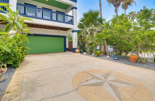 South Padre Island Apartamento | Steps to Beach: Oceanside Townhome w/ Heated Pool