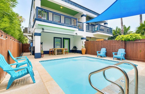 South Padre Island Apartamento | Steps to Beach: Oceanside Townhome w/ Heated Pool