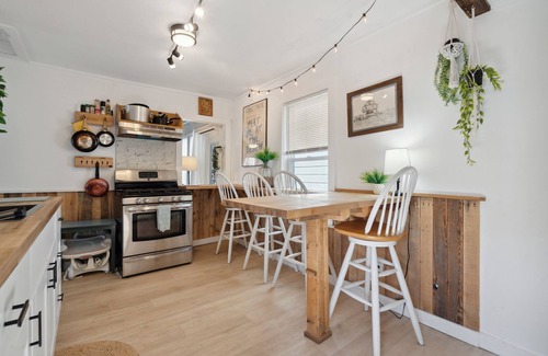 Hampton Casa | Steps to Beach | AC | Updated Kitchen |Pat's Porch