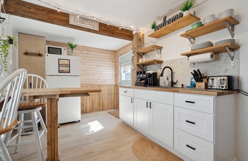 Hampton Casa | Steps to Beach | AC | Updated Kitchen |Pat's Porch