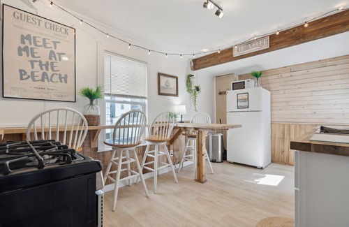 Hampton Casa | Steps to Beach | AC | Updated Kitchen |Pat's Porch