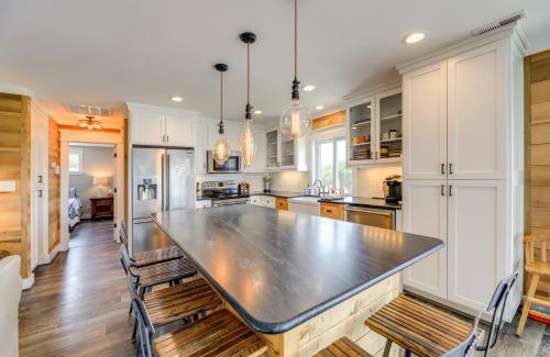 Emerald Isle Casa | Steps to Beach Bright Emerald Isle Retreat