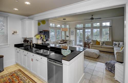 Beach District Apartamento | Steps to Beach Club, Multi-Level WaterColor Condo, Slps 4, Perfect Location! condo